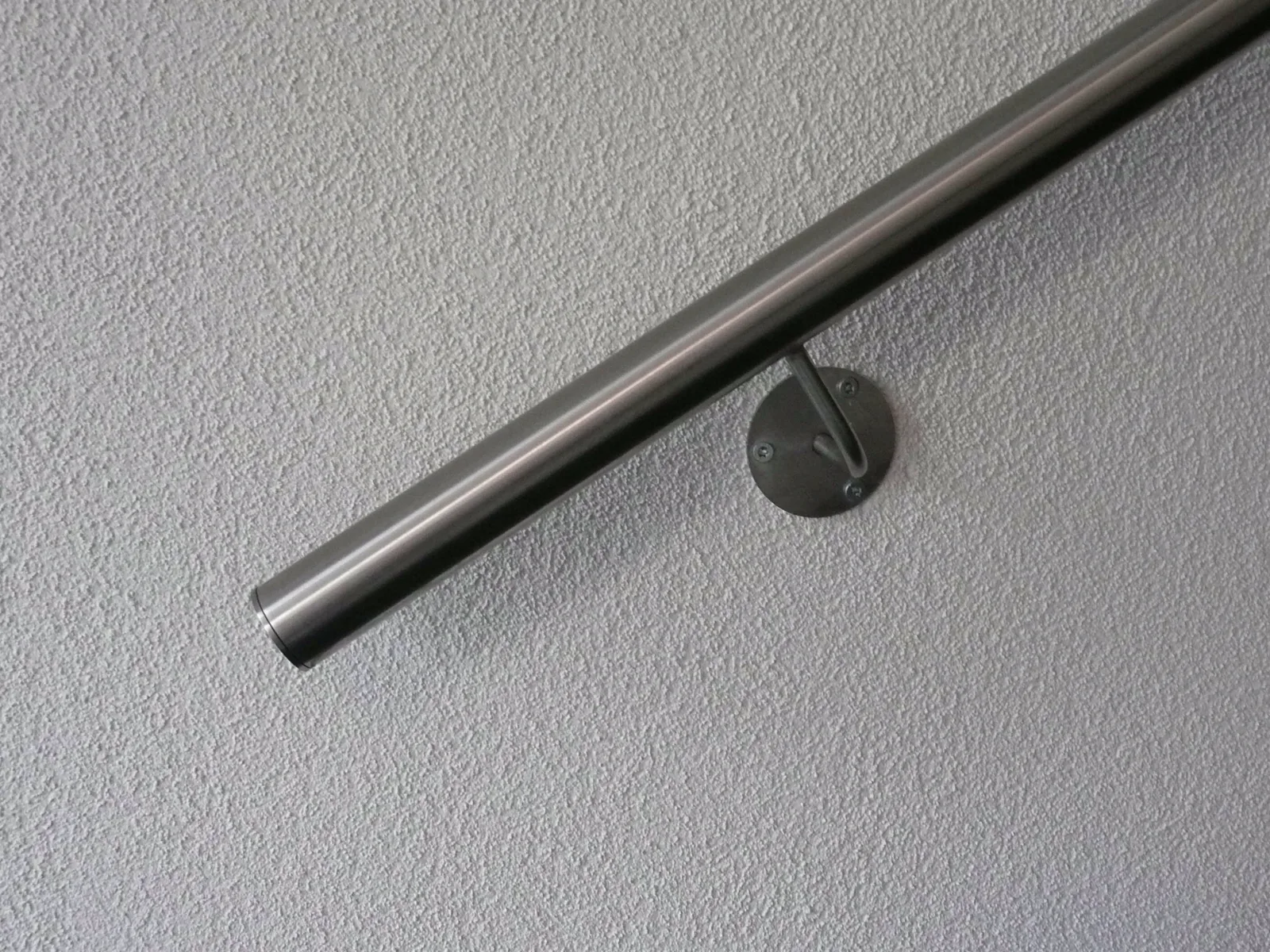 Edelstahl-Handlauf mit runder Wandhalterung