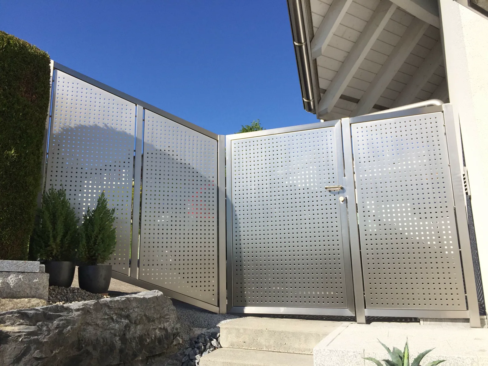 Perforierte Sichtschutzwand aus Metall