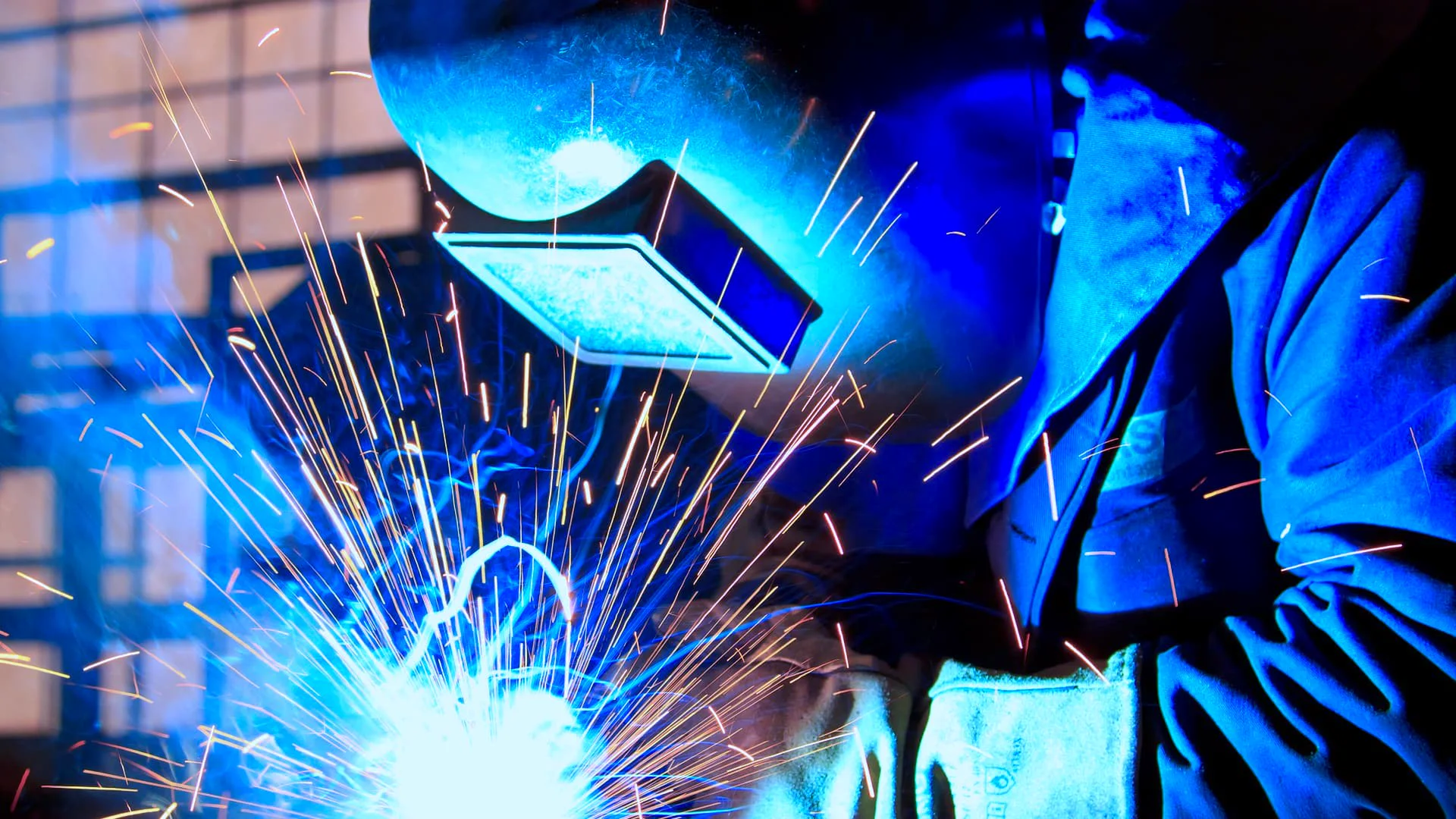 Schweissarbeit in der Metallbauproduktion